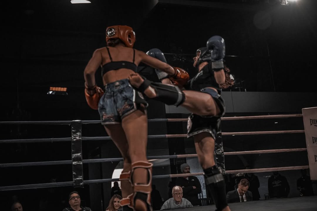 Ana Arvan throwing a knee in the ring